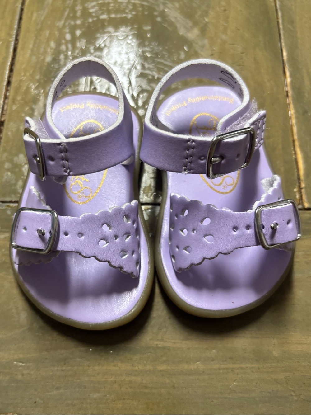 Size 1 Foot mates Ariel solid Lavender leather open toe buckle sandals. In EUC!